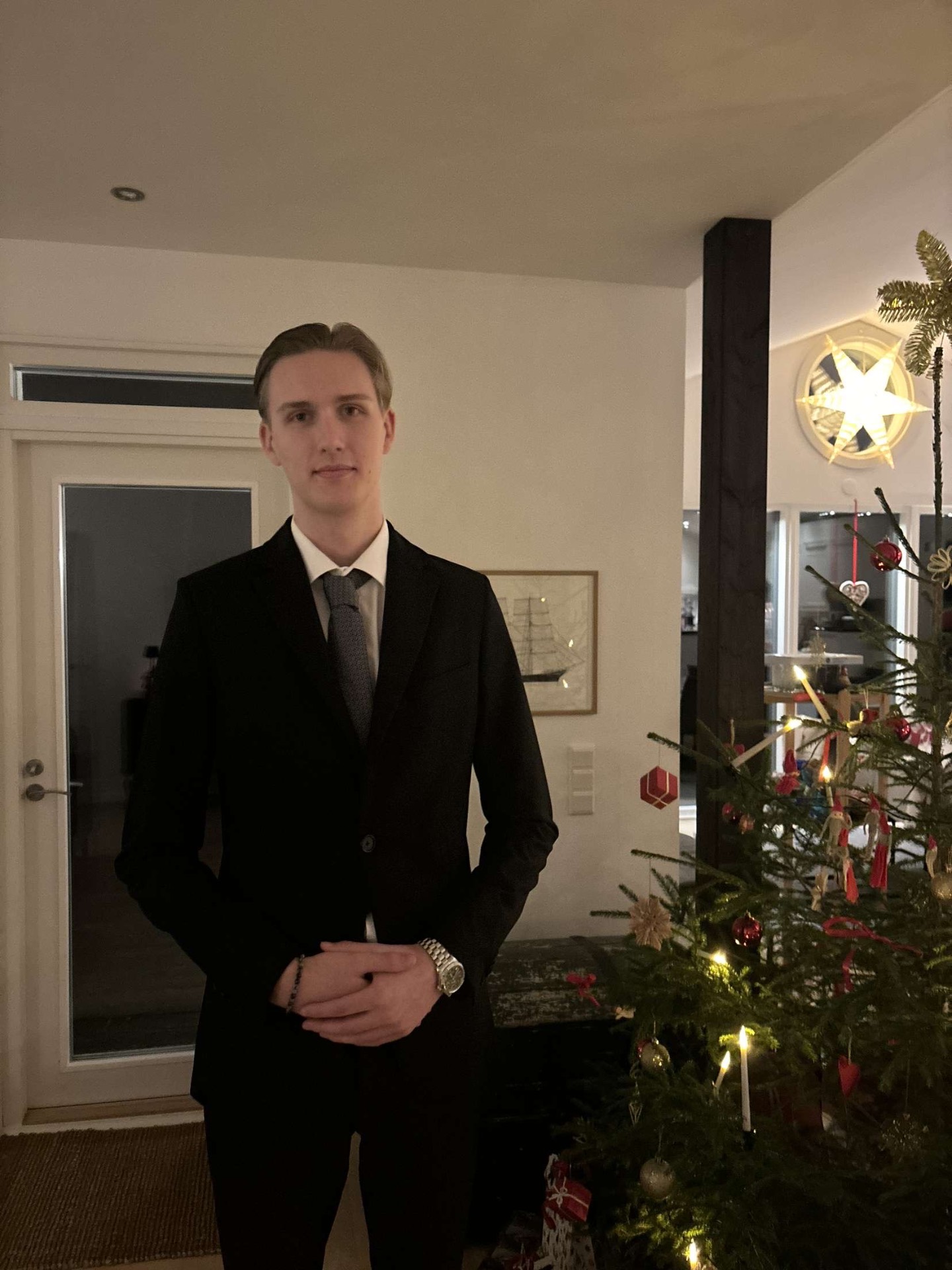 Daniel i formell klädsel